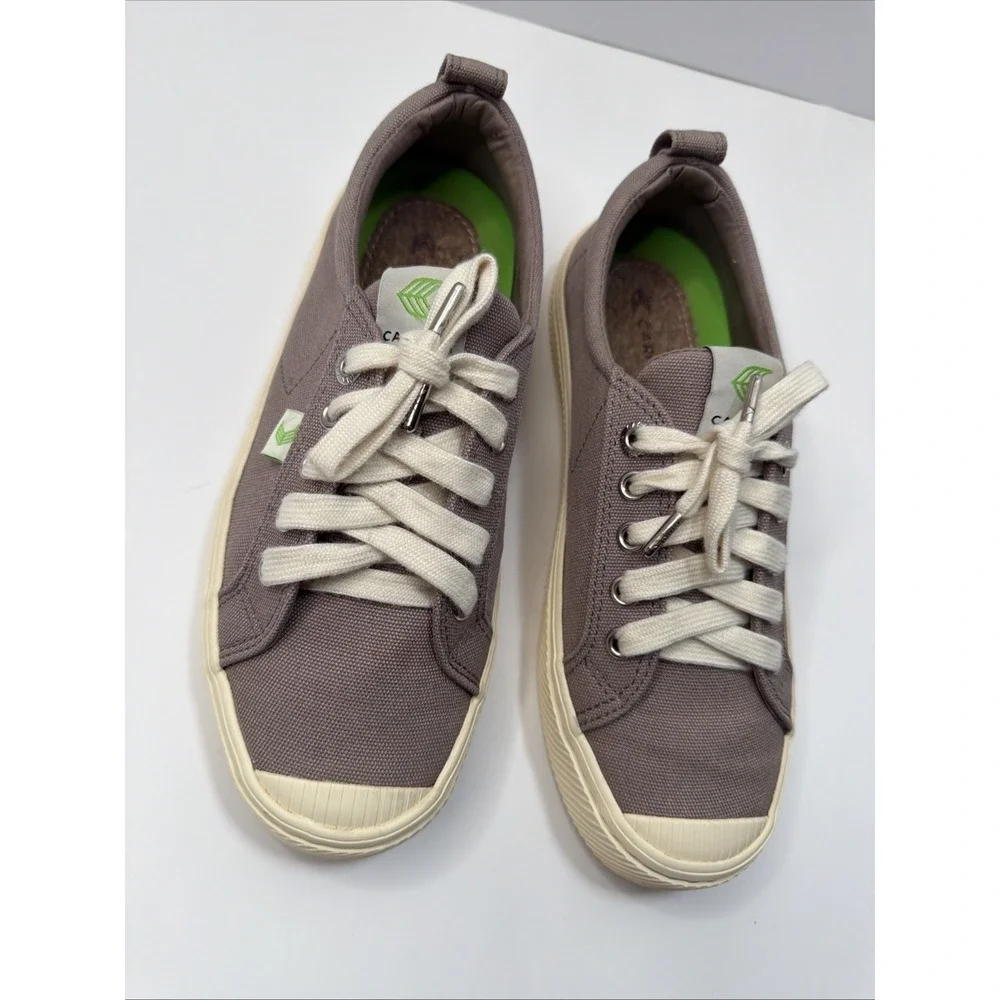 cariuma canvas